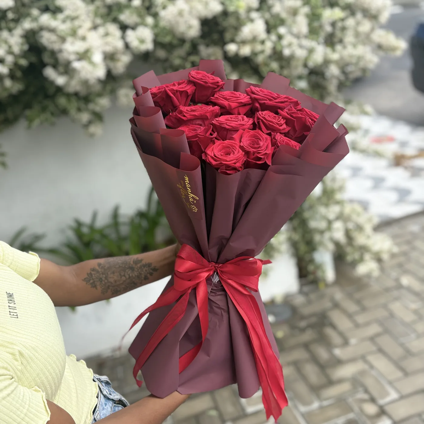 Buquê de rosas vermelhas com laço