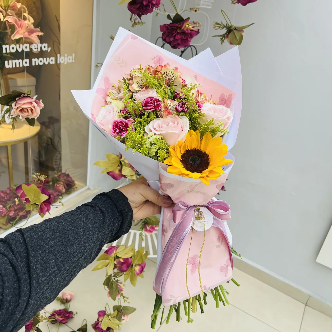 Buquê amarelo de girassóis e lírios